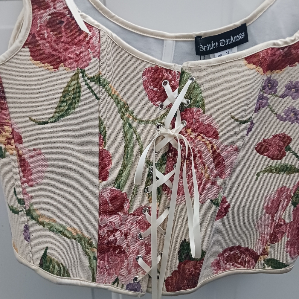 Dollhouse Floral Lace-Up Cream Crop Top - Picture 2 of 9